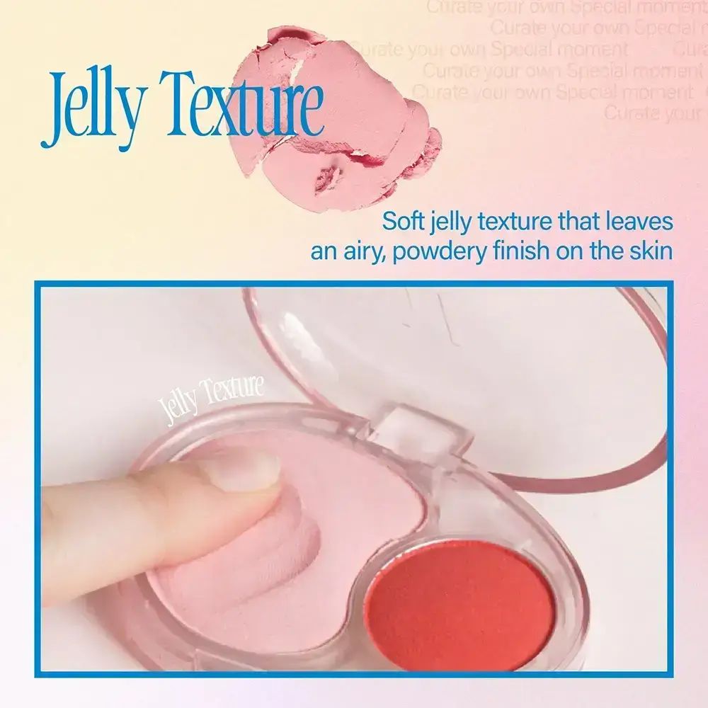 Mano che tocca il fard in confezione trasparente. Testo: Jelly Texture. Due colori visibili: pesca e rosso.