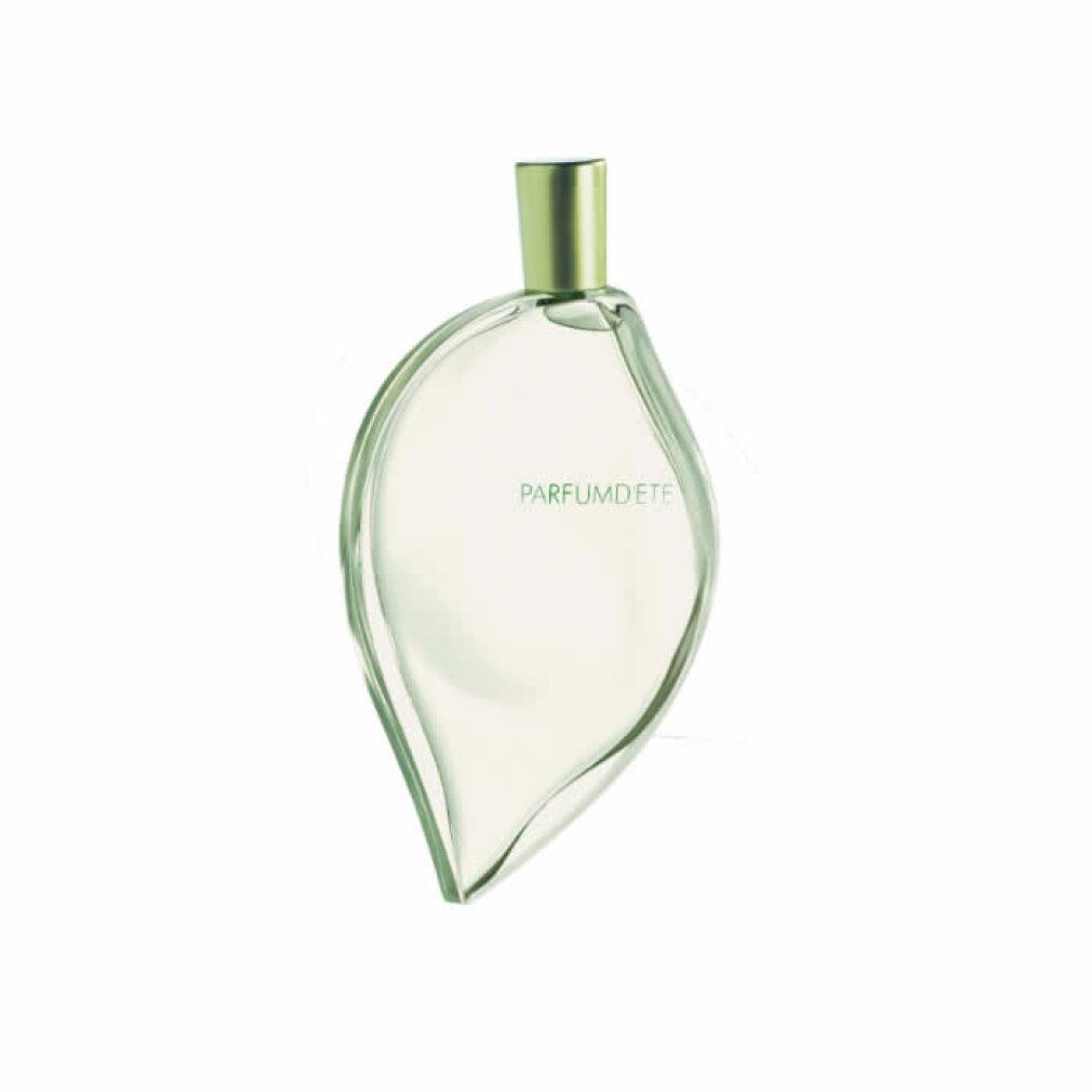 Flacone di profumo a forma di foglia. Flacone trasparente con tappo verde. Scritta Parfum d'ete. Su sfondo bianco.