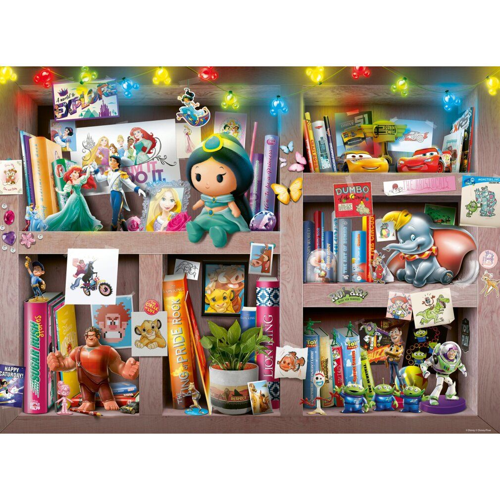 Puzzle Disney assemblato. Mostra una scena di scaffali con personaggi. Contiene 100 pezzi. Vari personaggi Disney sono visibili.