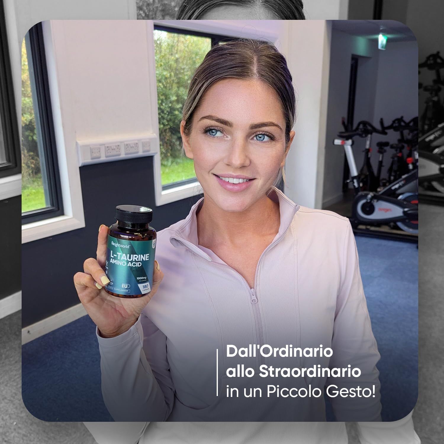 Donna tiene flacone di capsule. Testo: Dall'ordinario allo Straordinario in un Piccolo Gesto!