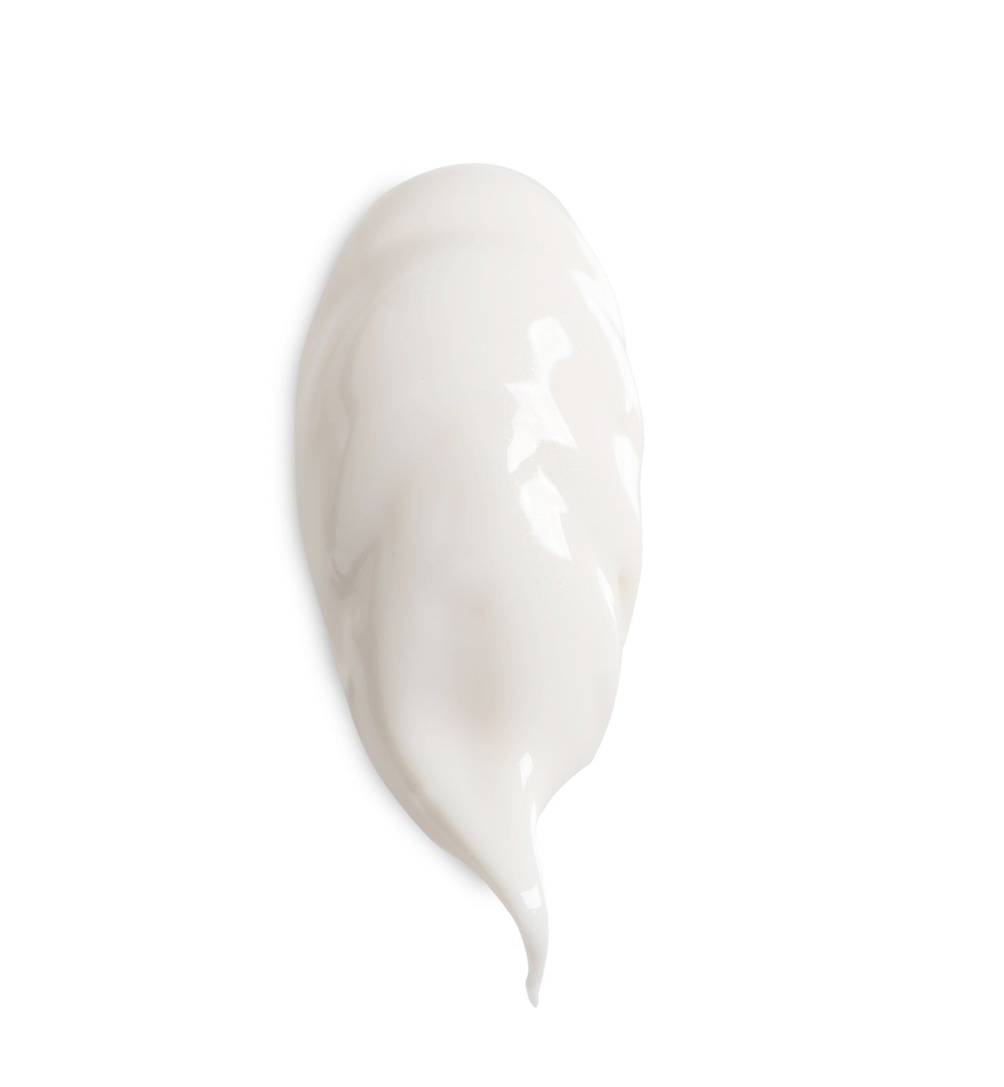 Macchia di crema bianca su sfondo bianco. Texture liscia, forma a goccia con estremità appuntita.