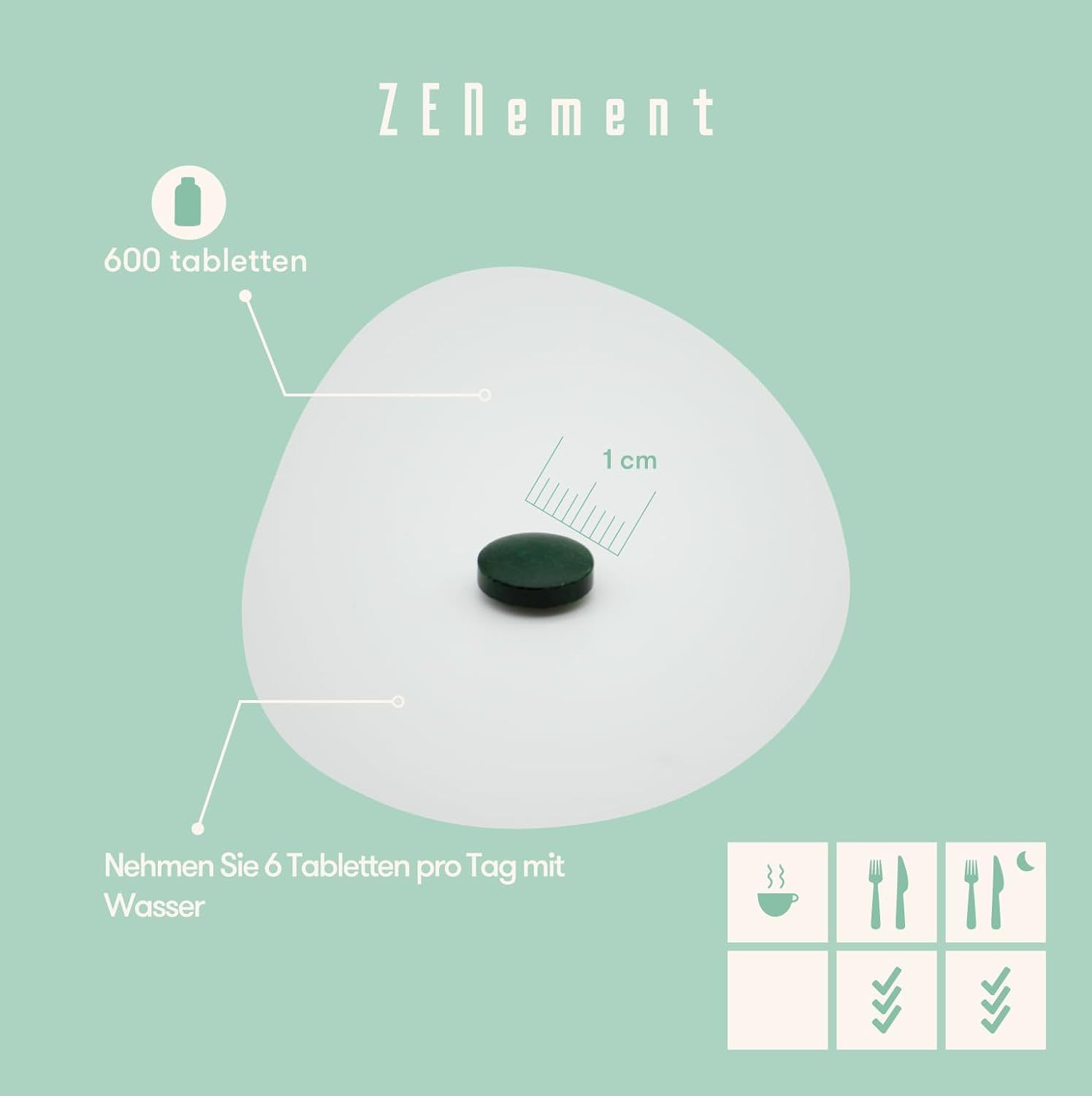 Una compressa verde di spirulina su sfondo bianco. Scala di 1 cm accanto. Testo: Prendere 6 compresse al giorno con acqua.