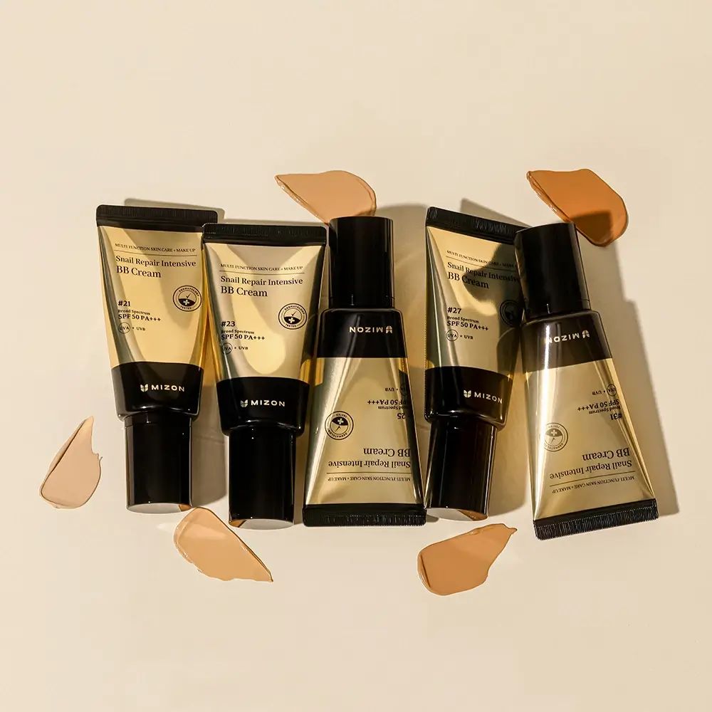 Diversi tubi di BB Cream. Scritta: Snail Repair Intensive BB Cream. Marchio MIZON. Tonalità #25. Campioni di colore accanto.