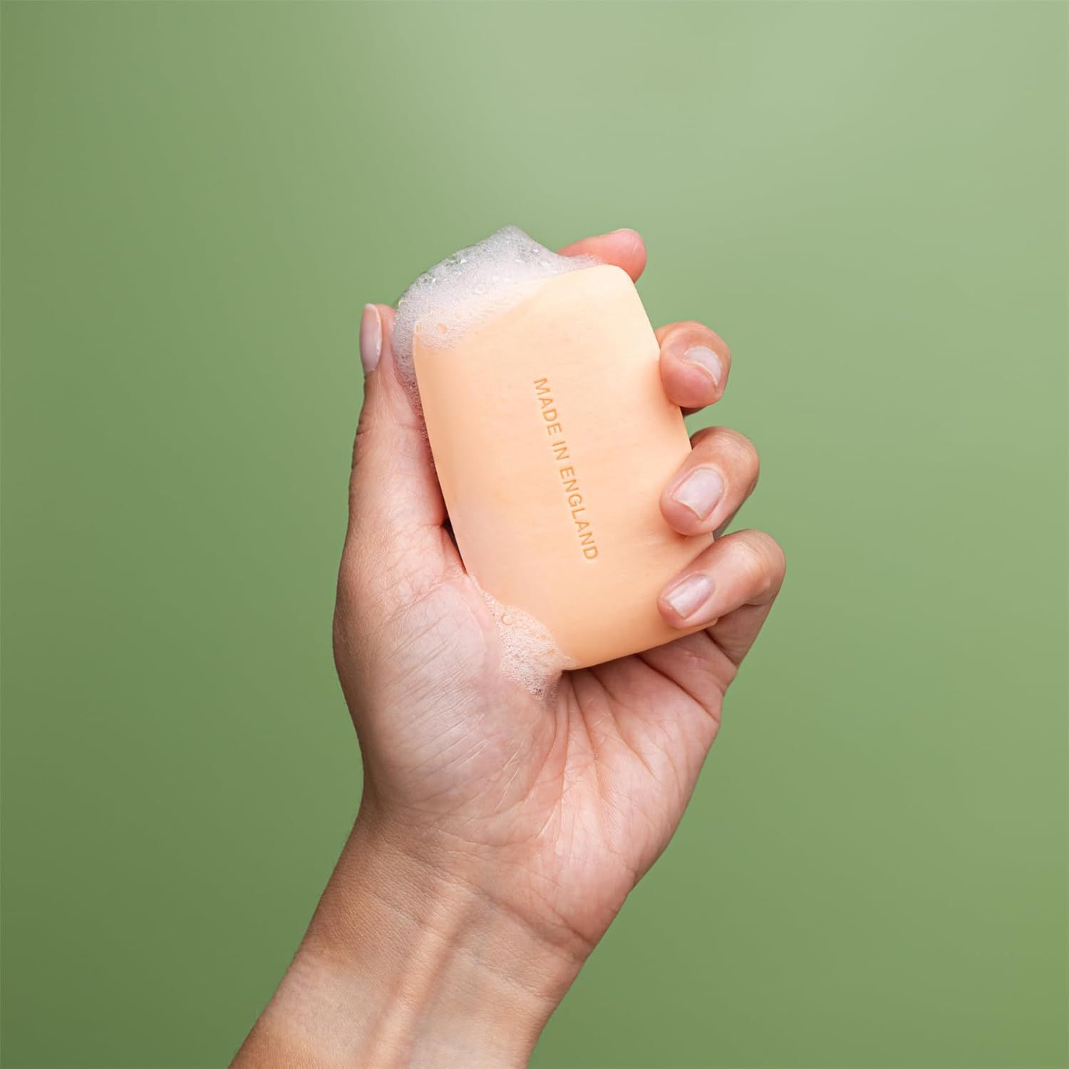 Sapone chiaro con schiuma in una mano. Scritta "MADE IN ENGLAND".