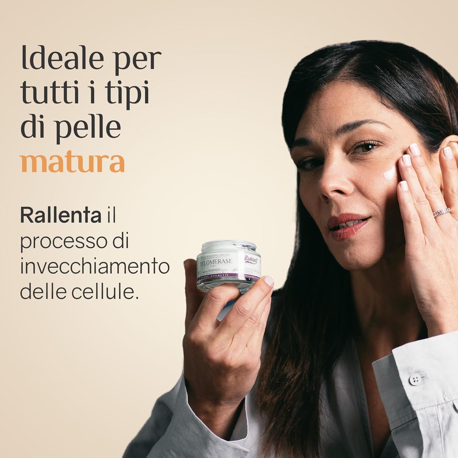Donna tiene vasetto di crema. Testo: Ideale per pelli mature. Rallenta l'invecchiamento cellulare. Marchio: Ardaraz.