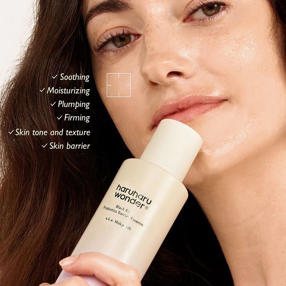 Donna tiene flacone prodotto. Nome e dettagli visibili. Testo: lenitivo, idratante.