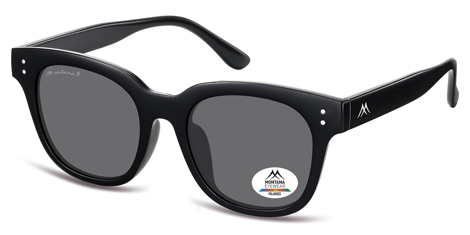 Occhiali da sole neri con lenti grigie. Logo Montana Eyewear ed etichetta di polarizzazione. Forma quadrata.