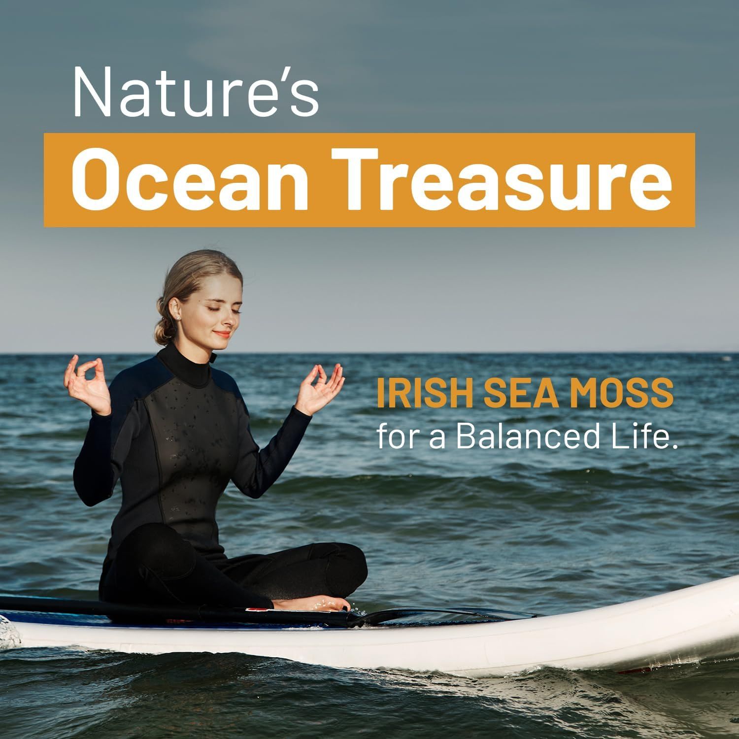 Donna seduta su una tavola da surf in mare. Testo: Irish Sea Moss per una vita equilibrata.