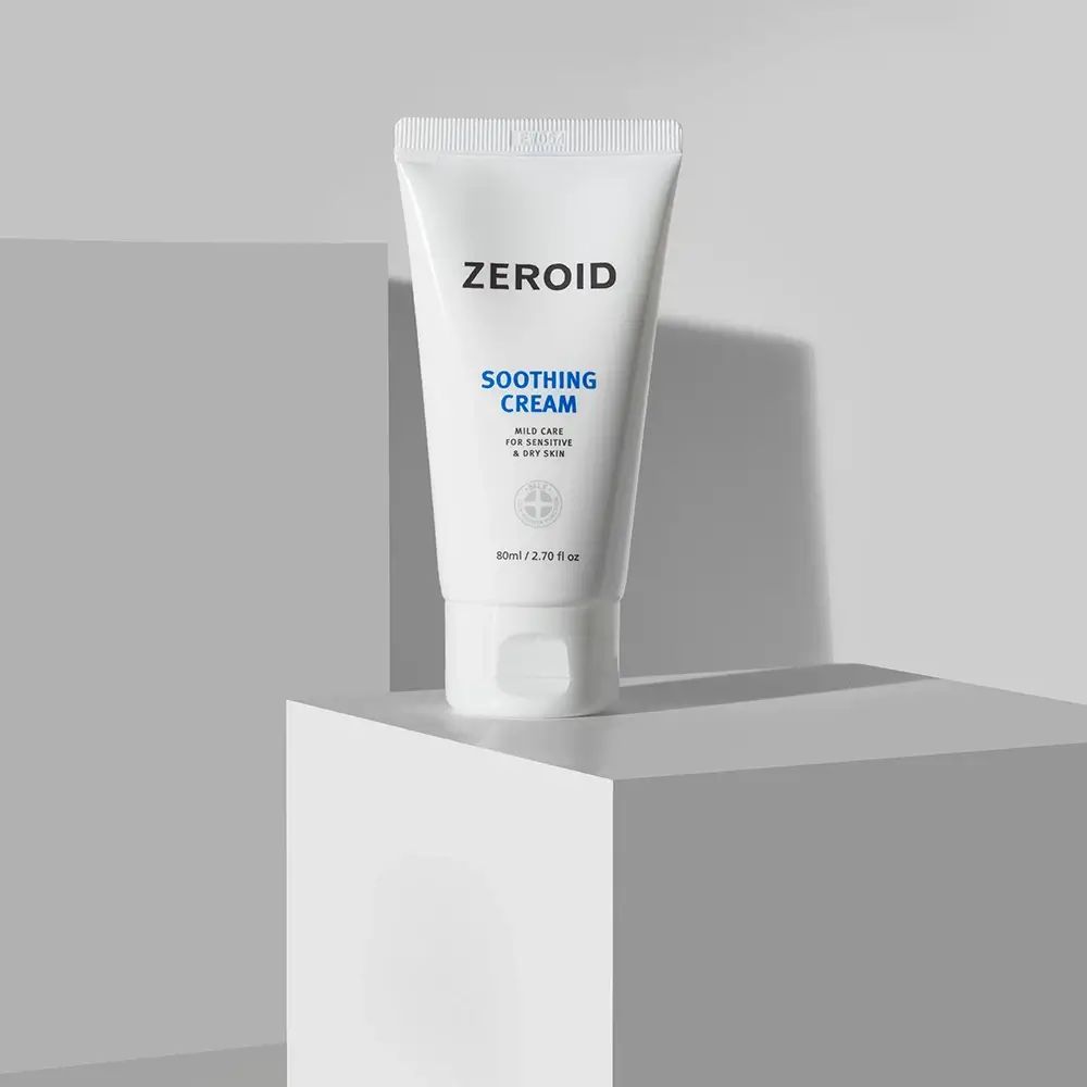 Tubo bianco ZEROID Soothing Cream su piedistallo bianco. Scritta blu. Per pelli sensibili.