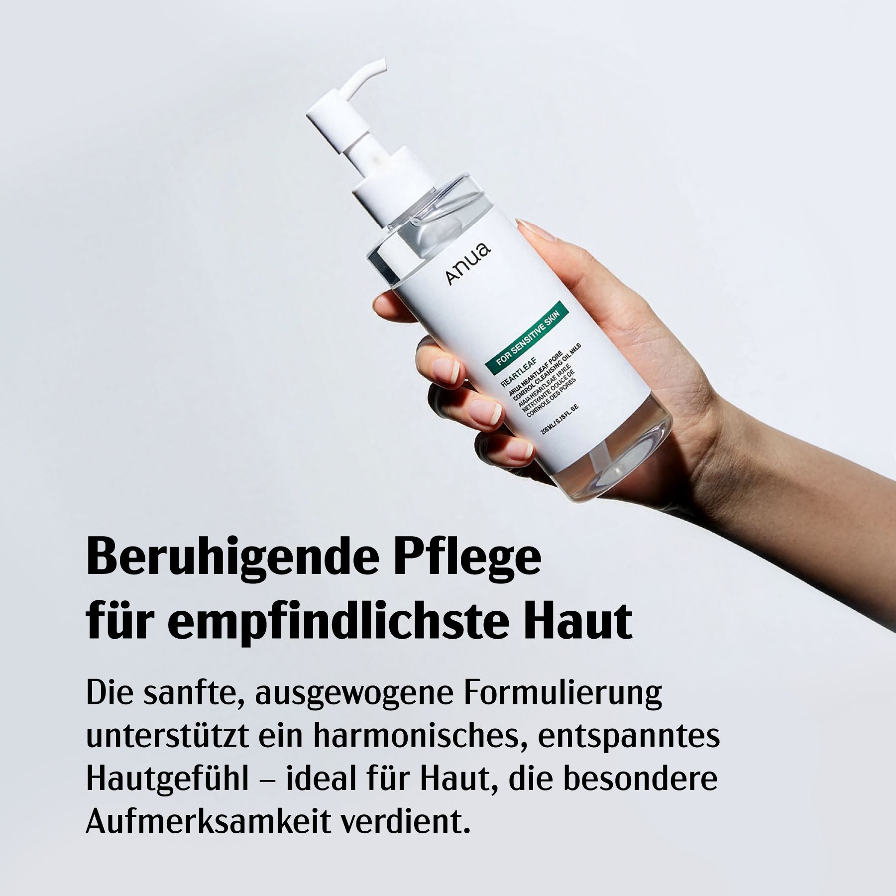 Flacone del prodotto con pompa in una mano. Scritta: Anua, FOR SENSITIVE SKIN. Il testo descrive le proprietà. Sfondo: chiaro.
