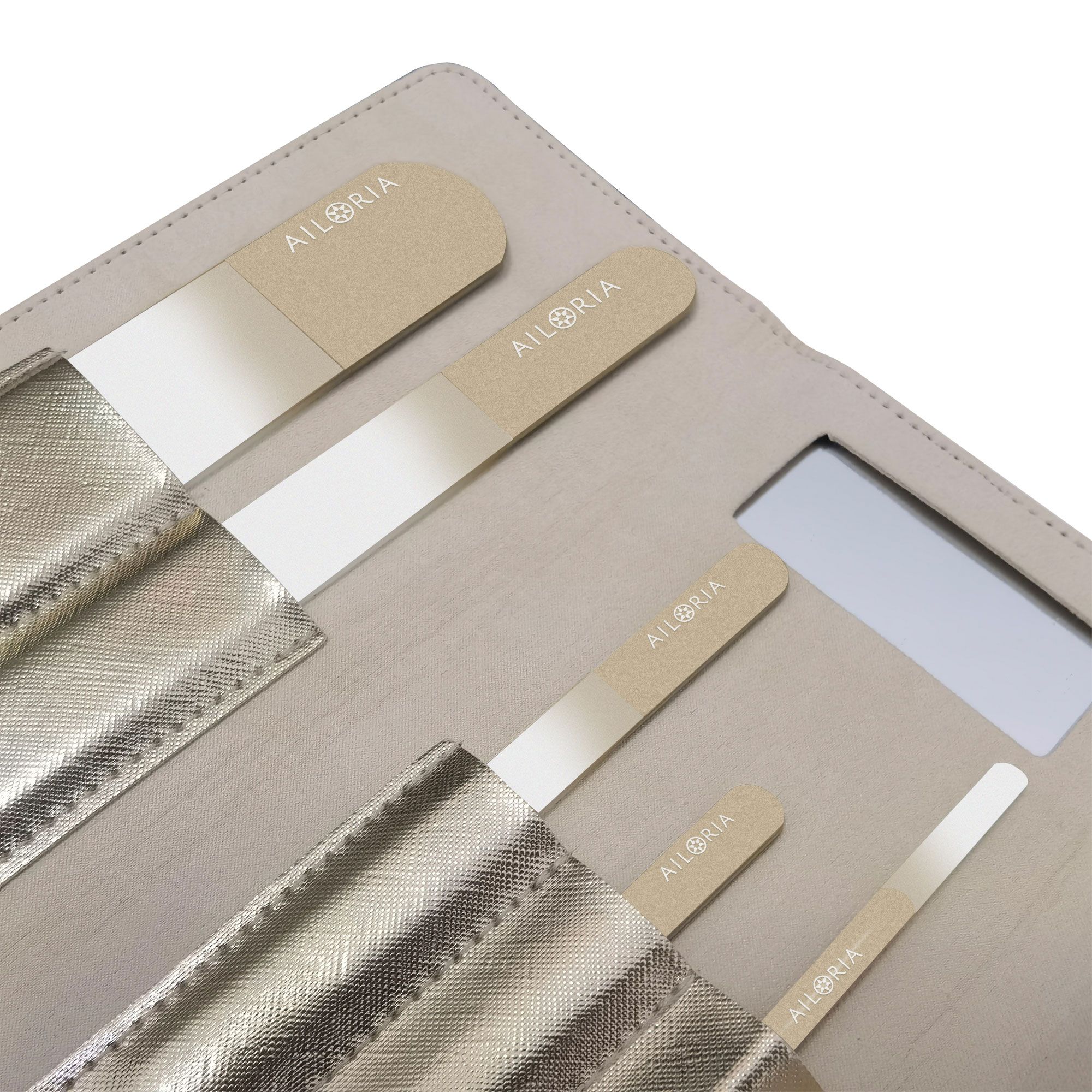 Set di lime per unghie in custodia chiara similpelle. Diverse lime di varie dimensioni.