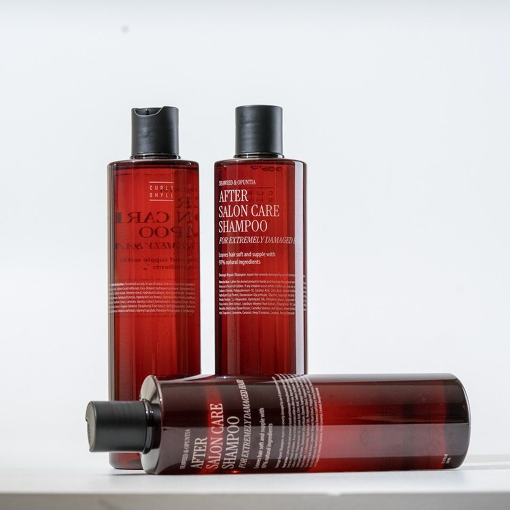 Tre flaconi di shampoo rossi con tappi neri. Scritta: After Salon Care Shampoo per capelli estremamente danneggiati.