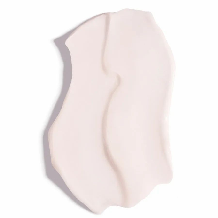 Primo piano di un prodotto color crema. La consistenza è liscia e applicata a forma di onda.