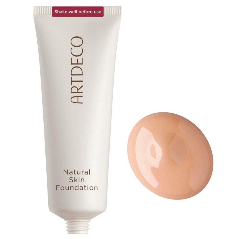 Tubo bianco con logo Artdeco, Natural Skin Foundation e testo Shake well before use. Accanto, una goccia di fondotinta.
