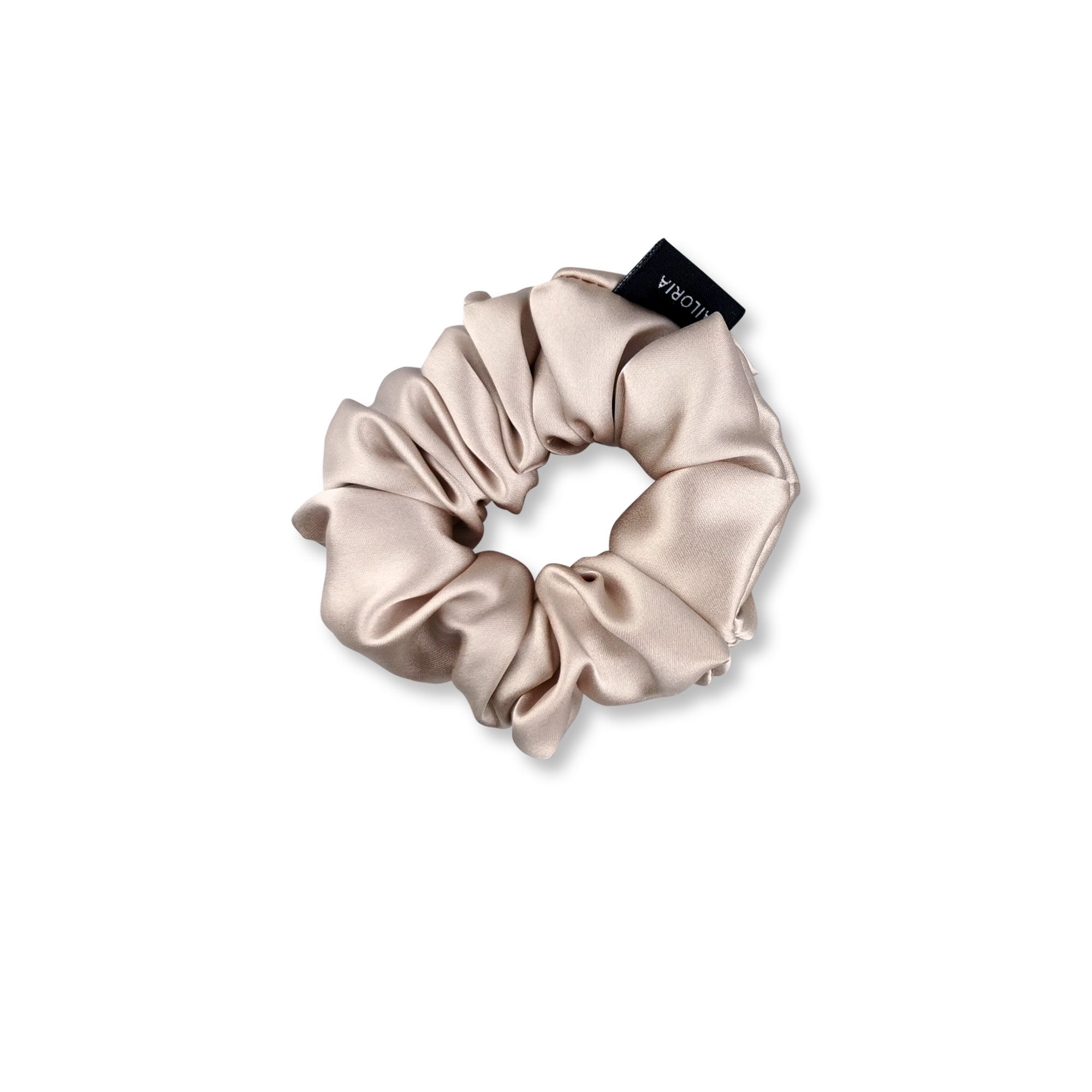 Elastico per capelli in seta beige con etichetta nera del marchio.
