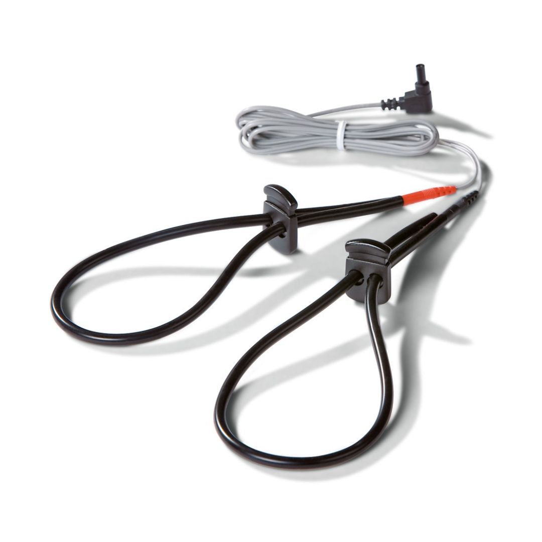 Due elettrodi neri ad anello con supporti e cavo. Su sfondo bianco.