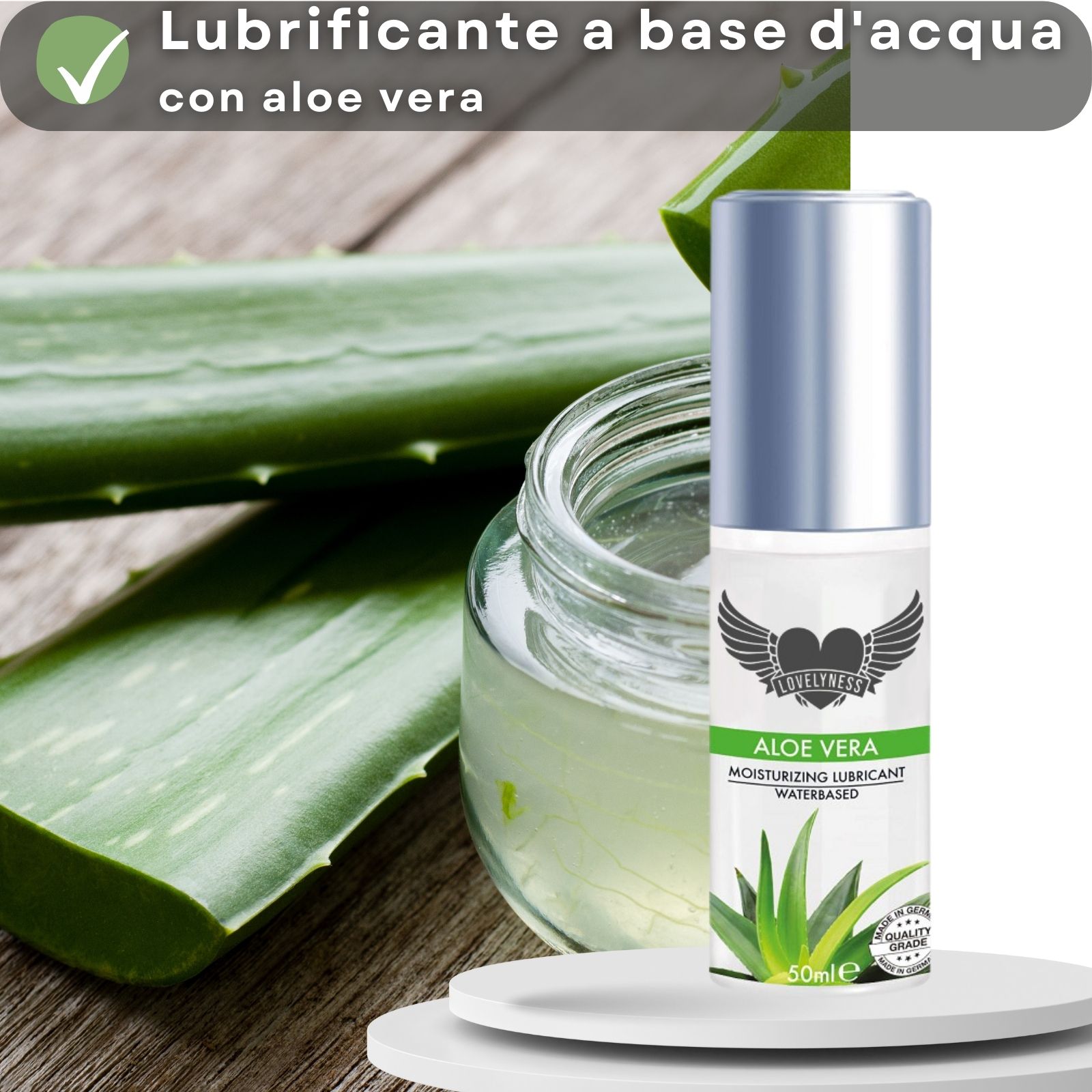 Flacone di lubrificante con testo. Aloe Vera, Moisturizing Lubricant, Waterbased. Foglie e gel di aloe vera. Testo: Lubrificante a base d'acqua, con aloe vera.