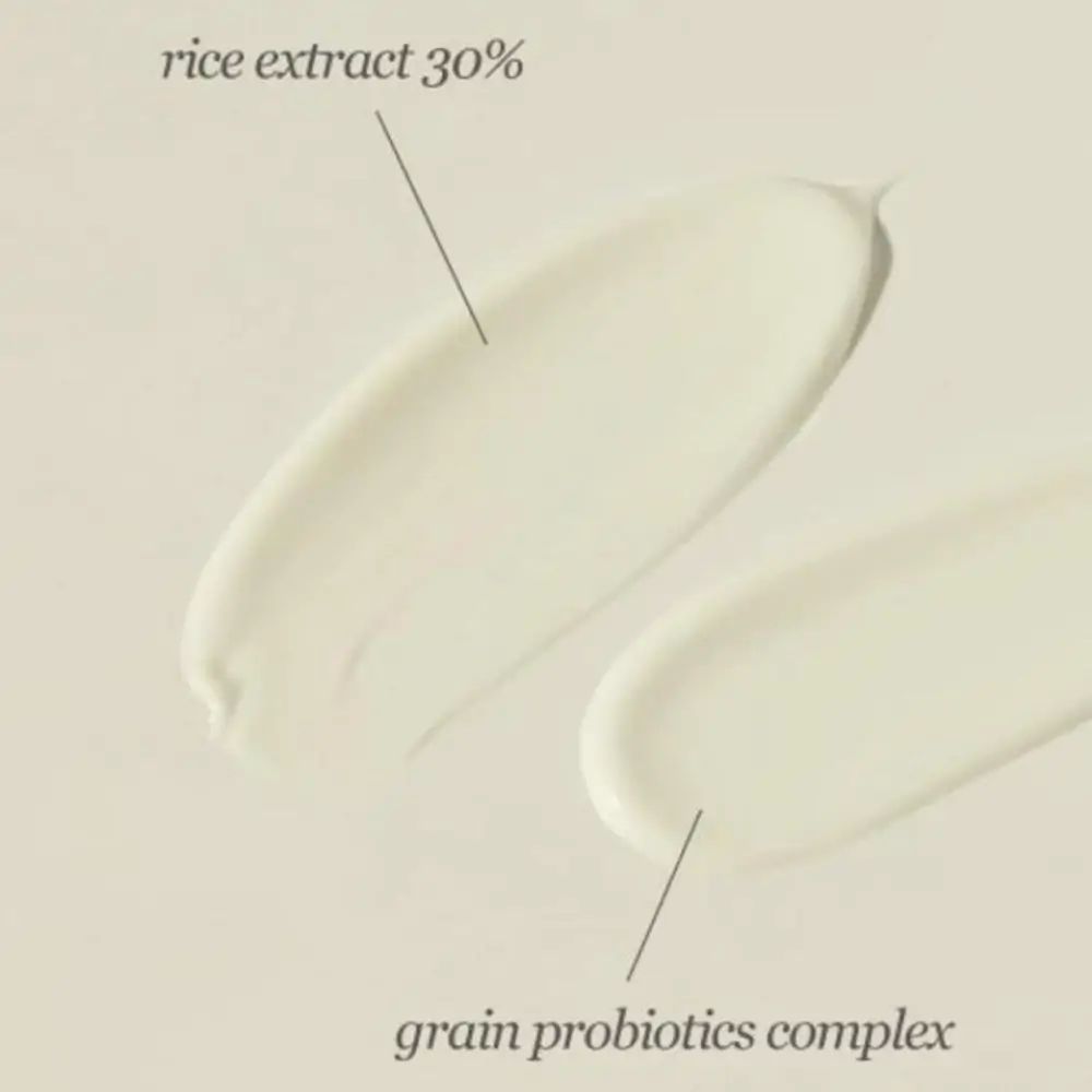 Primo piano della crema. Testo: rice extract 30% e grain probiotics complex.