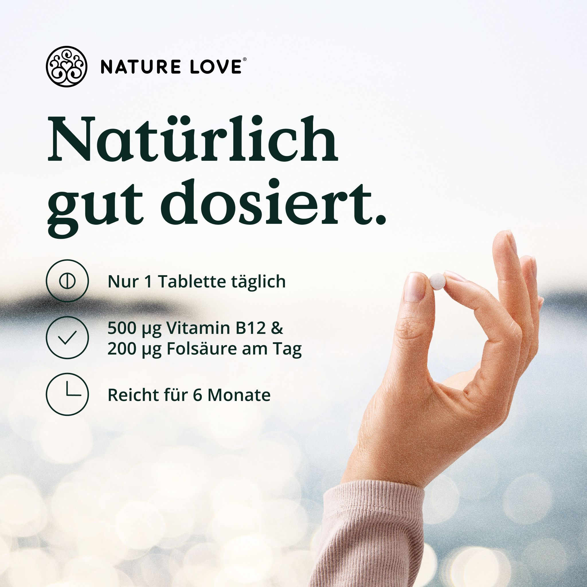 Mano che tiene una compressa, logo NATURE LOVE, testo: Naturalmente ben dosato. Solo 1 compressa al giorno.