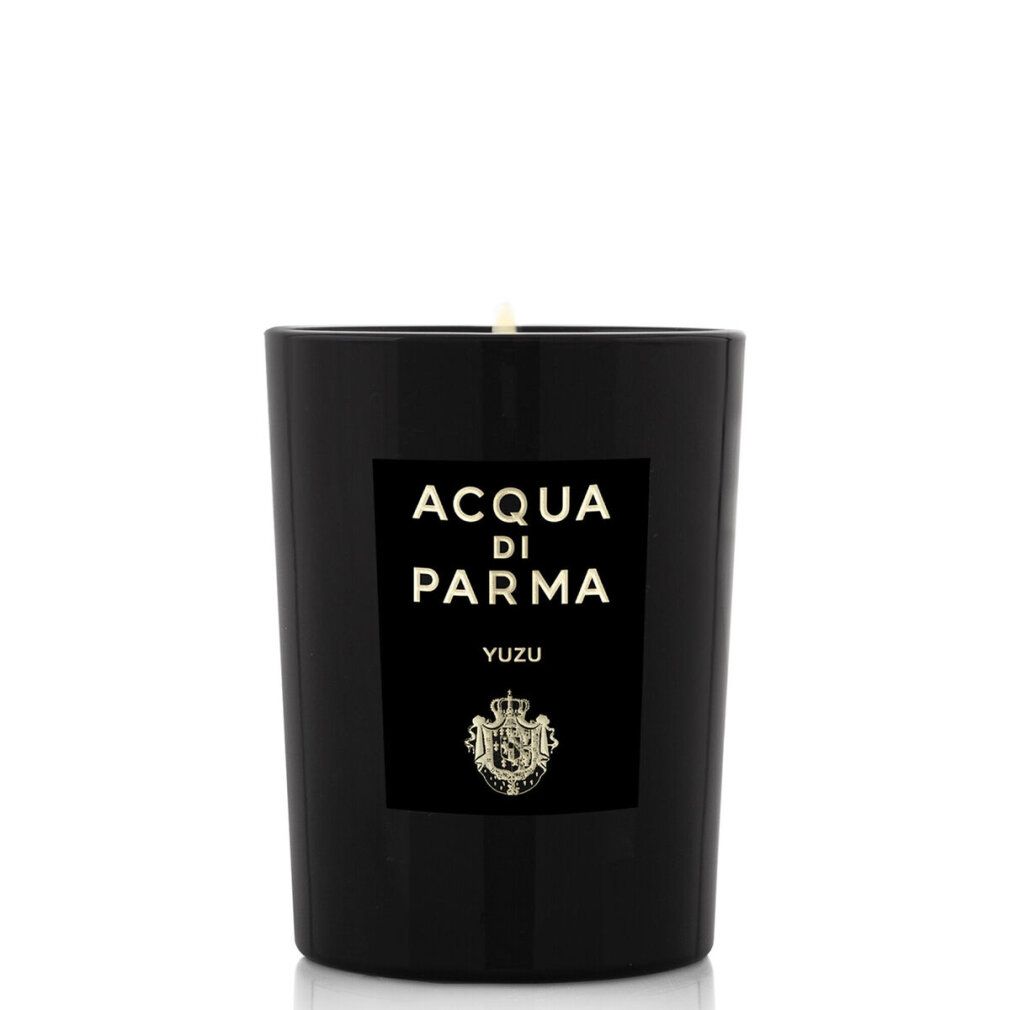 Candela nera con etichetta. Scritta: Acqua Di Parma, Yuzu. Stemma dorato. Forma cilindrica.