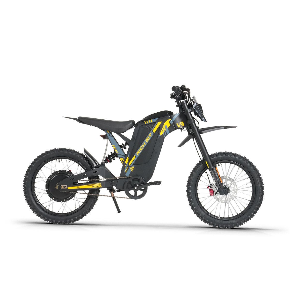 E-bike da fuoristrada nera, vista laterale. Dettagli gialli, pneumatici off-road, freni a disco. RICH BIT V9 Ultra.