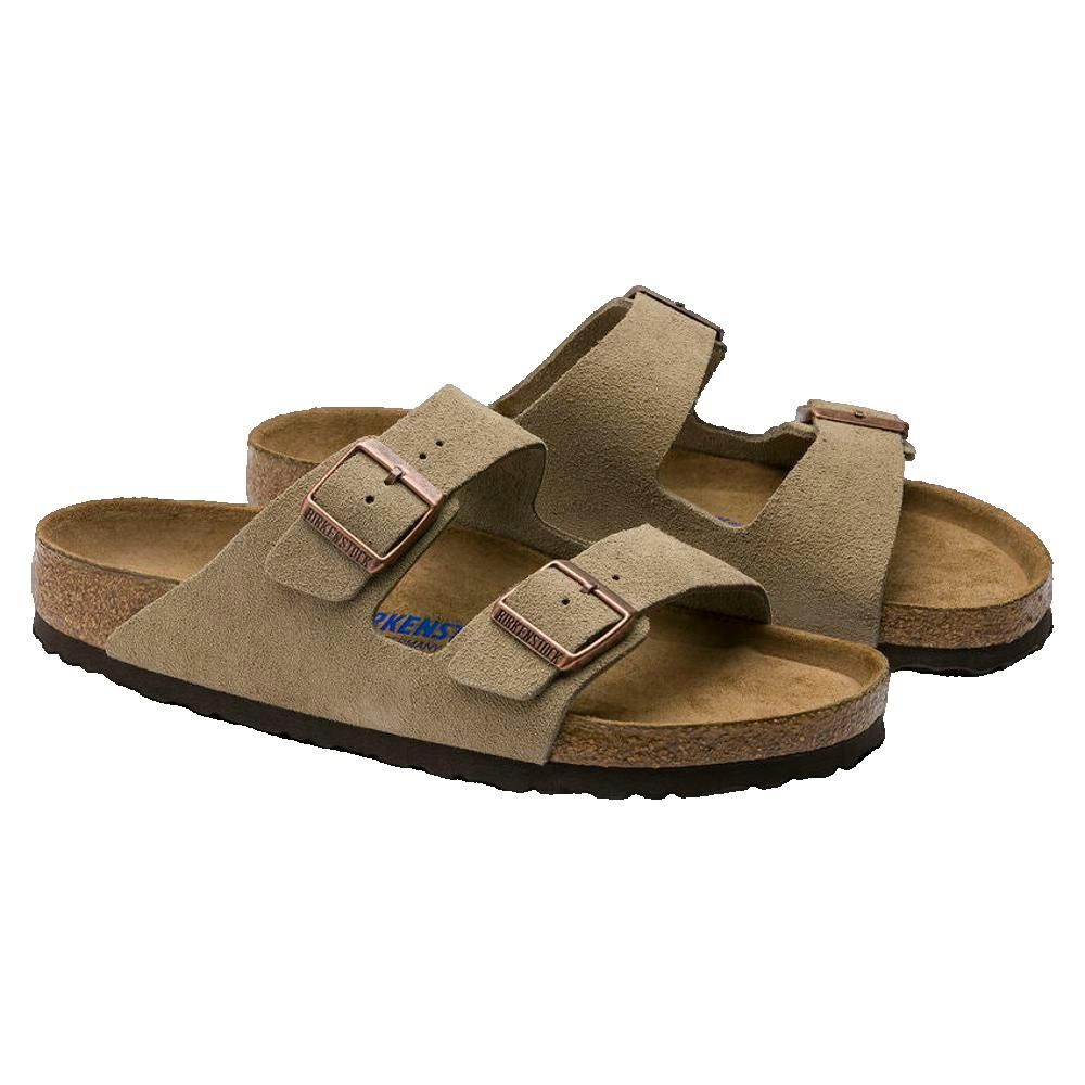 Due sandali con due cinturini e fibbie. Plantare in sughero, suola marrone, tomaia beige.