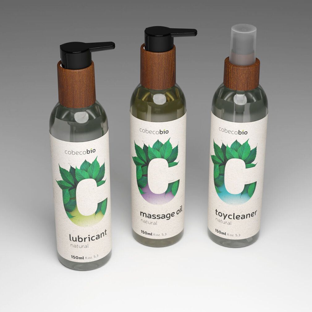 Tre flaconi con etichette diverse. Sinistra: "lubricant natural". Centro: "massage oil". Destra: "toycleaner".