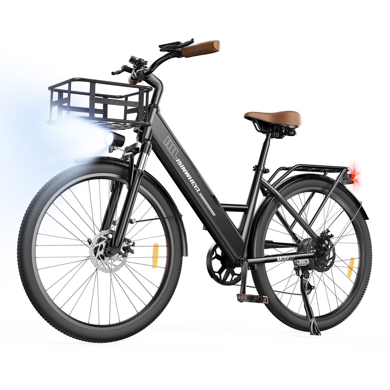 E-bike nera con cestino, sella e manubrio marroni. Faro e fanale posteriore accesi.