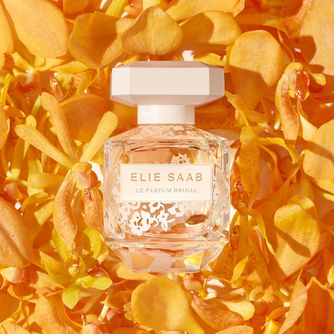 Flacone ELIE SAAB Le Parfum Bridal, circondato da petali gialli. Tappo beige.