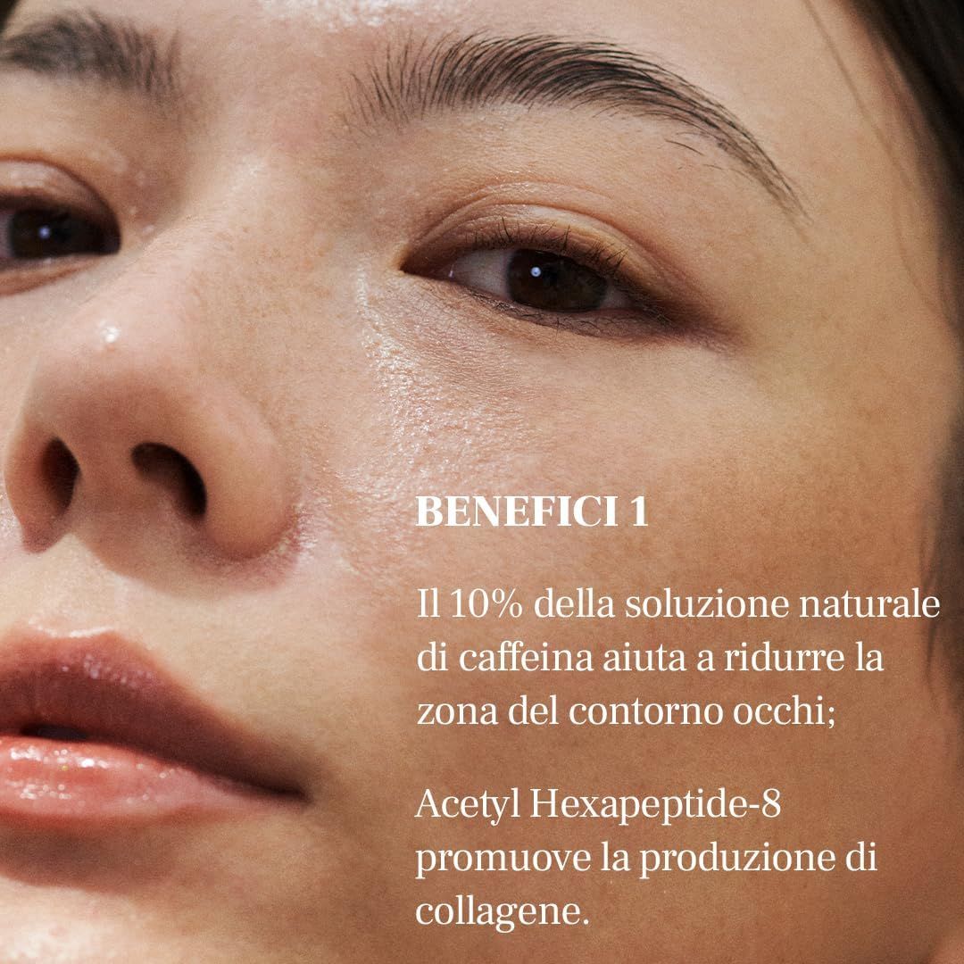 Primo piano di un viso. Testo: Il 10% di caffeina riduce il gonfiore. L'acetil esapeptide-8 promuove la produzione di collagene.