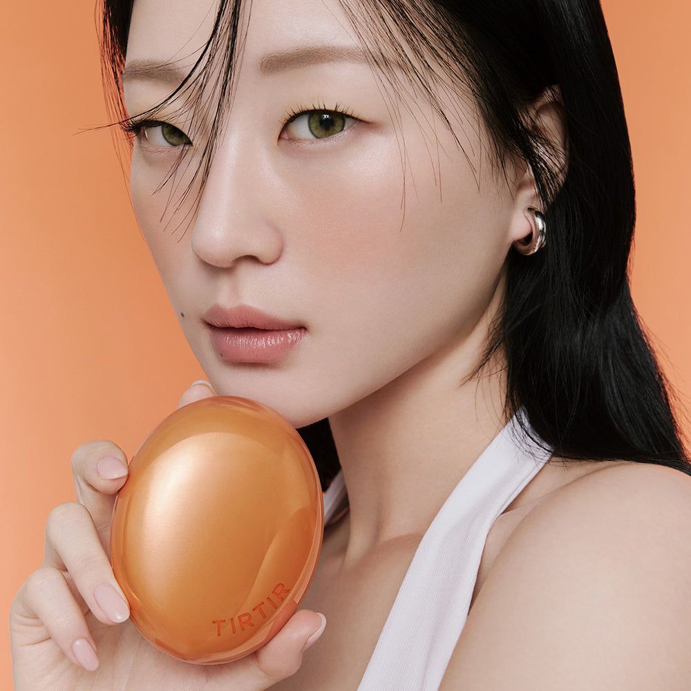 Donna che tiene il TIRTIR Mask Fit Ai Filter Cushion in astuccio arancione.