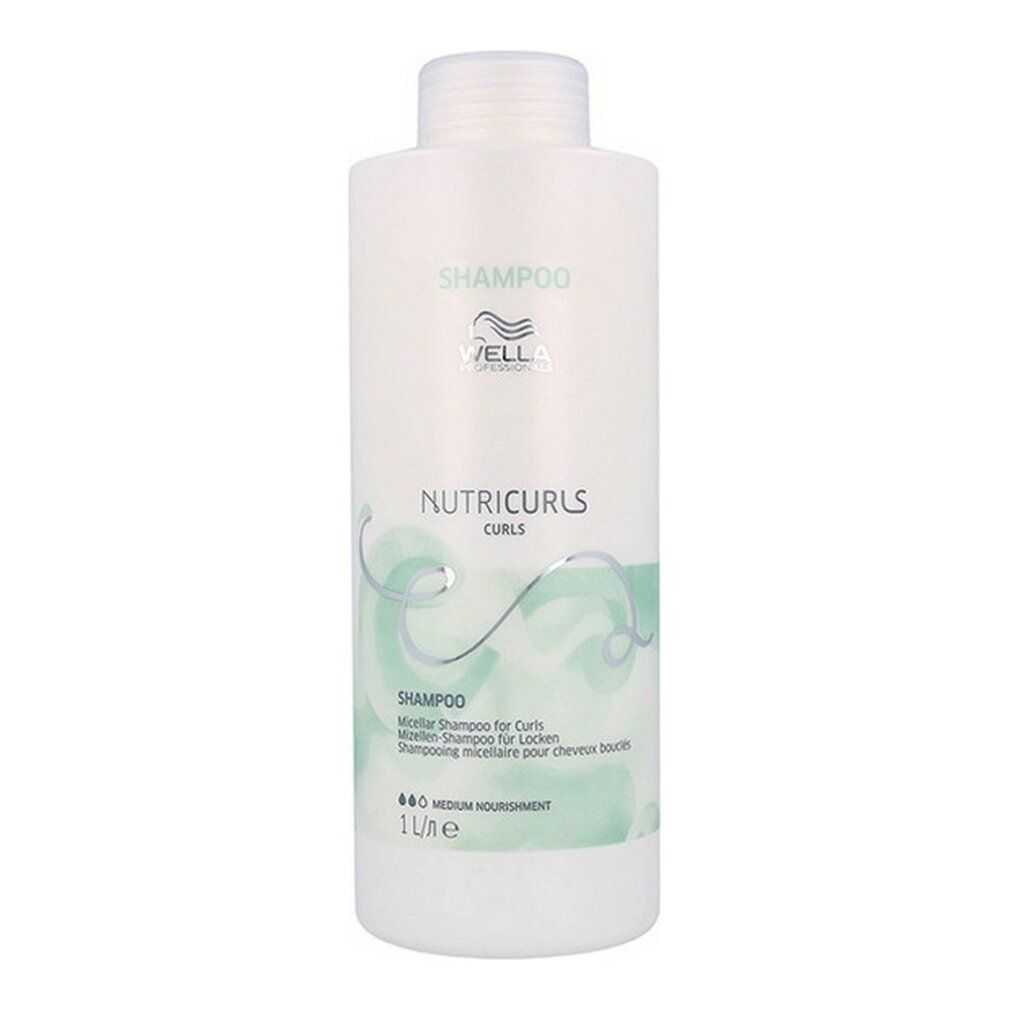 Flacone di shampoo bianco con logo Wella e scritta Nutricurls Curls. Testo: Shampoo, Medium Nourishment, 1 litro.