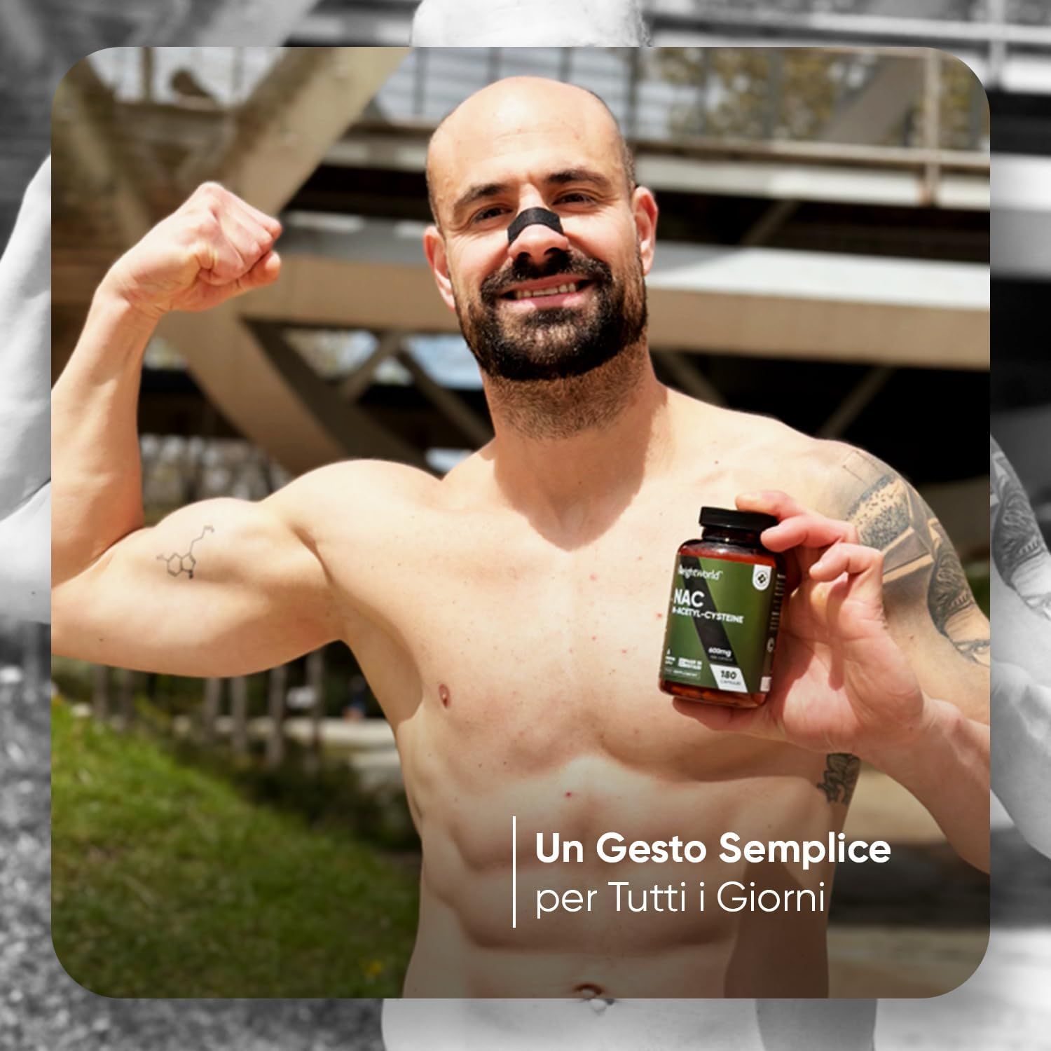 Uomo con flacone. Scritta: WeightWorld, NAC N-Acetilcisteina. Muscoli visibili. Cerotto nero sul naso.