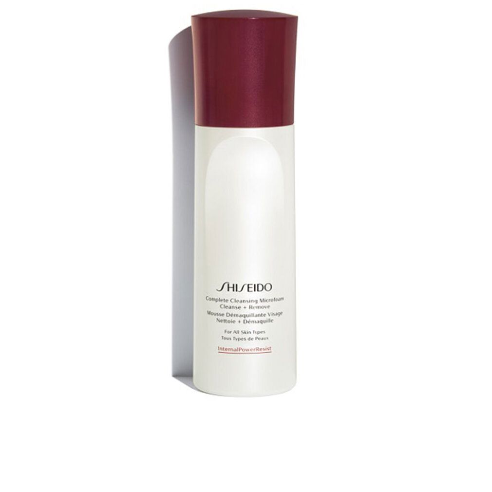 Flacone bianco e rosso Shiseido Microfoam detergente. Forma cilindrica, tappo rosso. Testo: Complete Cleansing Microfoam.