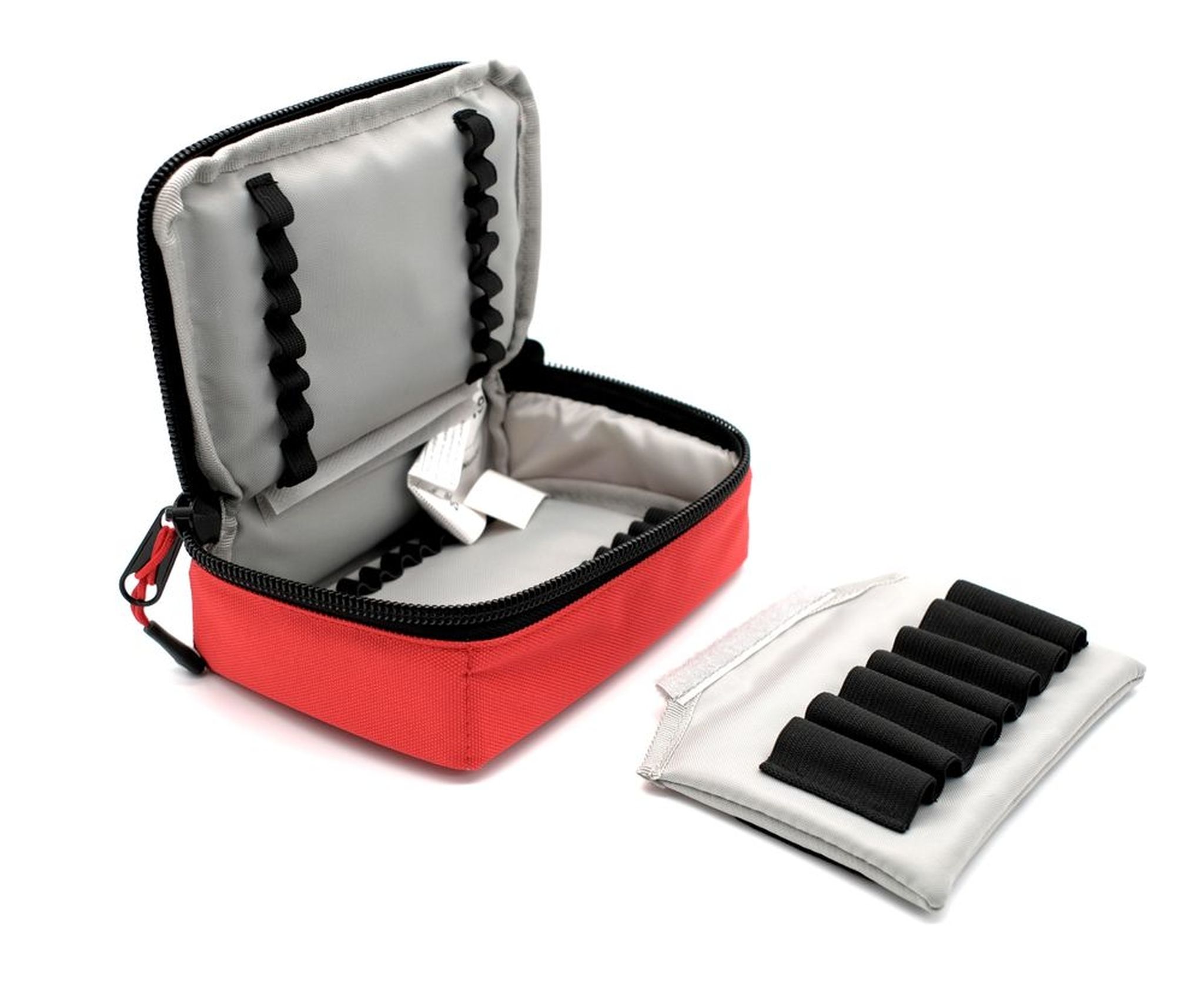 Borsa d'emergenza rossa, aperta, con inserto rimovibile per fiale.
