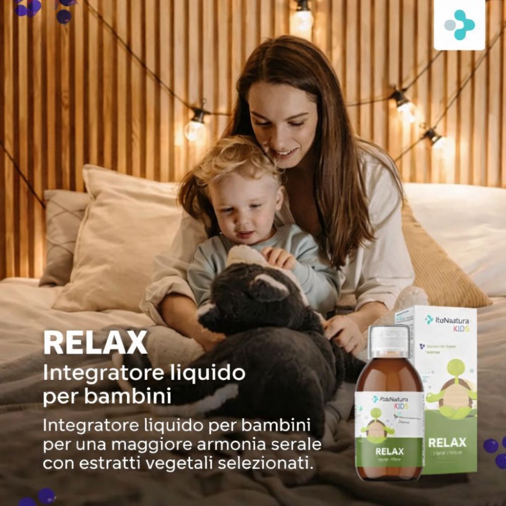 Integratore liquido per bambini. Bottiglia e confezione con logo e testo. Madre e bambino seduti su un letto.
