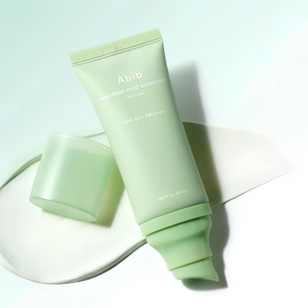Abib Heartleaf Mild Sunscreen SPF 50+ PA++++ con tappo aperto su base cremosa.