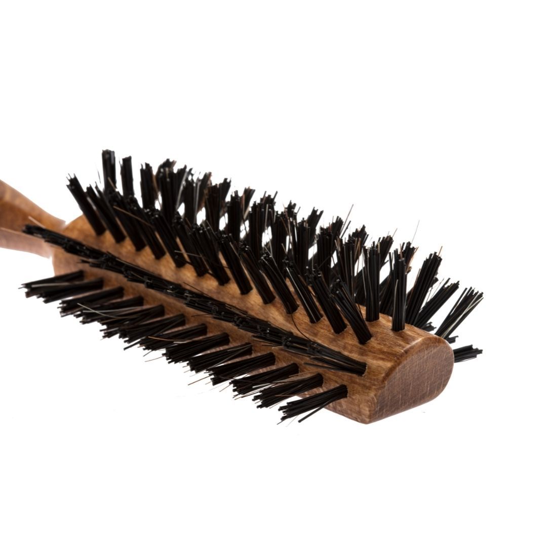 Spazzola per capelli con manico in legno. Setole miste crine di cavallo/nylon. Faggio marrone. Primo piano delle setole. Forma rettangolare.
