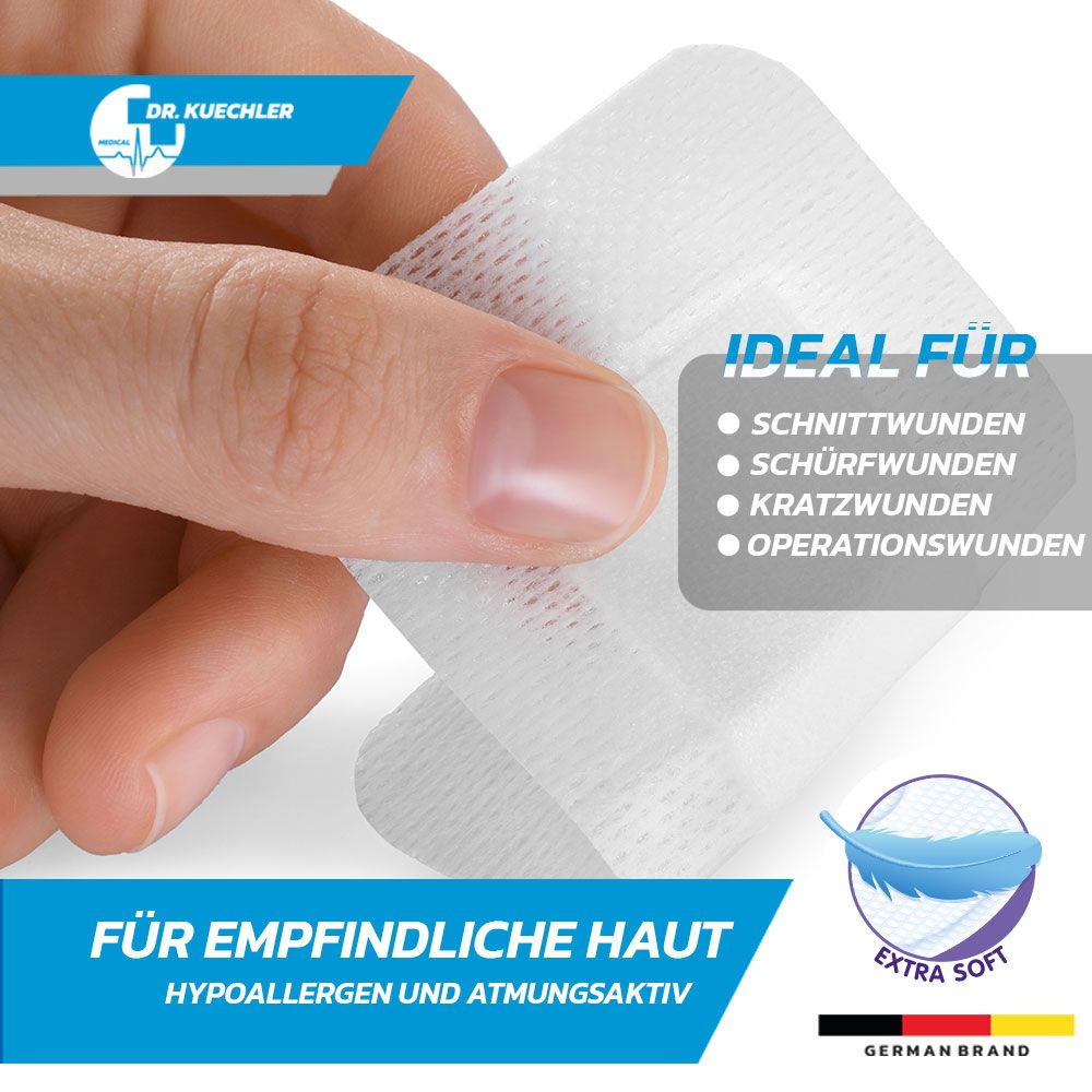 Mano che tiene un cerotto. Cerotto bianco, rettangolare. Scritta: Per pelli sensibili, ipoallergenico e traspirante.