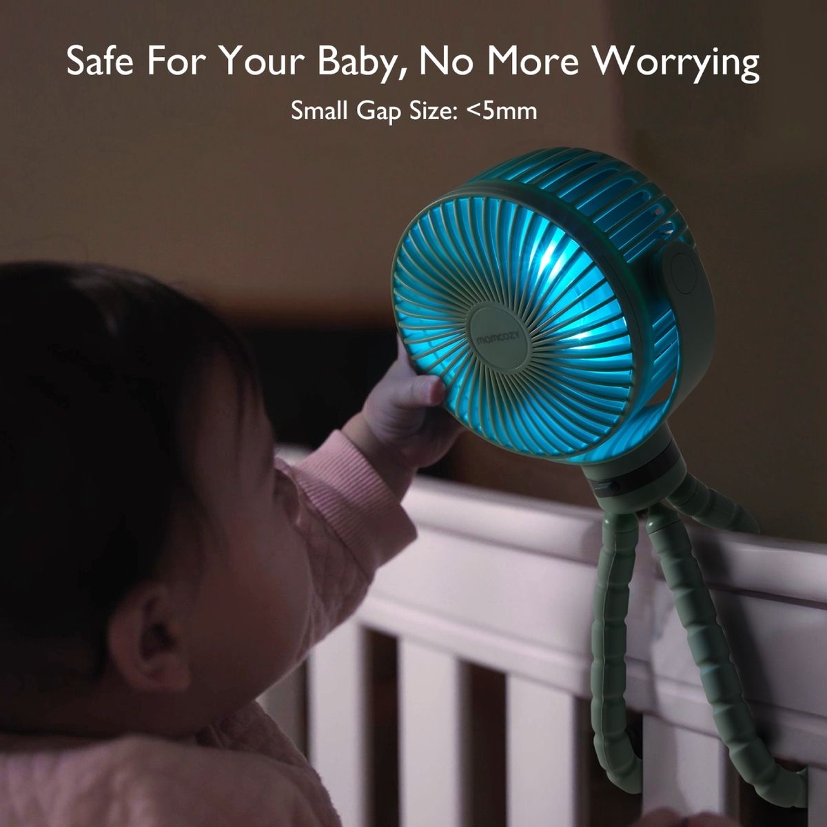 Ventilatore portatile con luce blu. Bambino tocca il ventilatore. Testo: Safe For Your Baby, No More Worrying. Piccolo spazio.