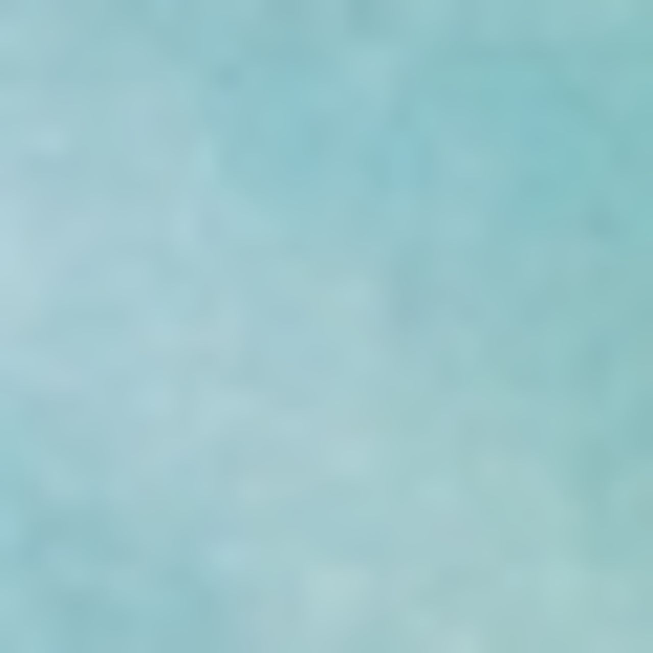 Primo piano di un ombretto azzurro chiaro con particelle scintillanti.