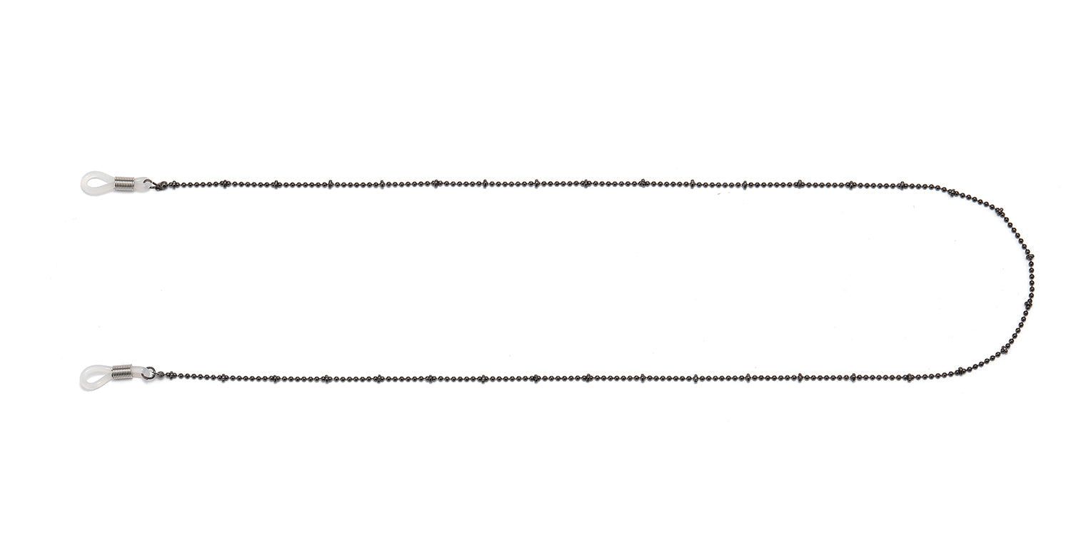 Catena per occhiali nera con piccole sfere. Estremità con anelli per il fissaggio alle aste degli occhiali. Sfondo bianco.