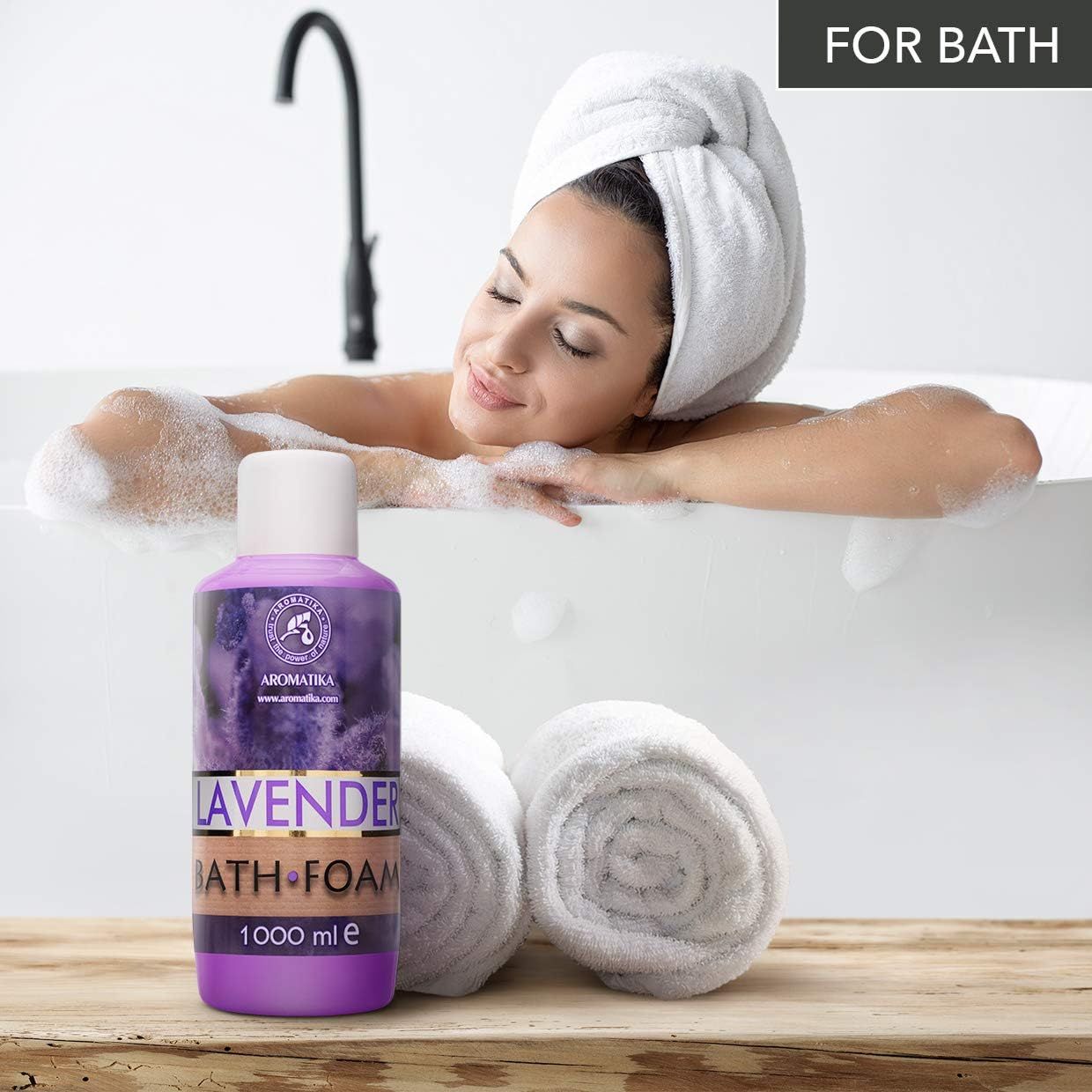 Donna in vasca da bagno con asciugamano sulla testa. Accanto, un flacone viola con tappo bianco. Scritta: AROMATIKA, LAVENDER BATH FOAM, 1000 ml e.