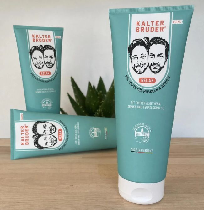 Diversi tubi di gel freddo Kalter Bruder, uno in primo piano. Scritta "RELAX" e test dermatologici visibili.