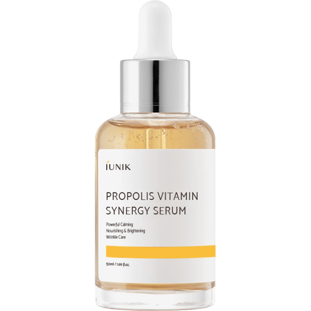 Flacone di siero con pipetta. Scritta: iUNIK Propolis Vitamin Synergy Serum. Testo: Powerful Calming, Nourishing & Brightening.