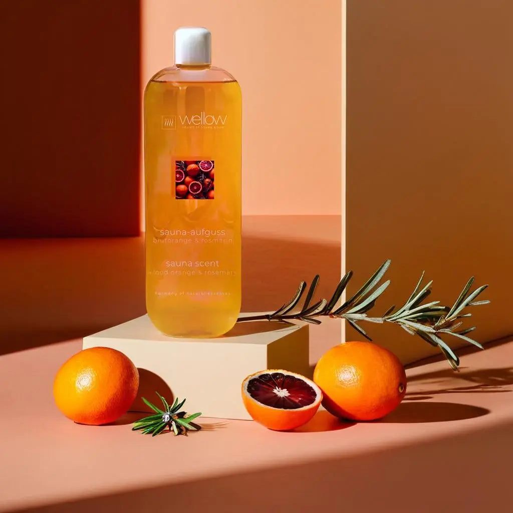Wellow Sauna-Aufguss Blutorange-Rosmarin. Bottiglia, arance, rametti di rosmarino. Etichetta, scritta: Sauna-Aufguss, Sauna Scent. Scritta: Germany of natural essences.