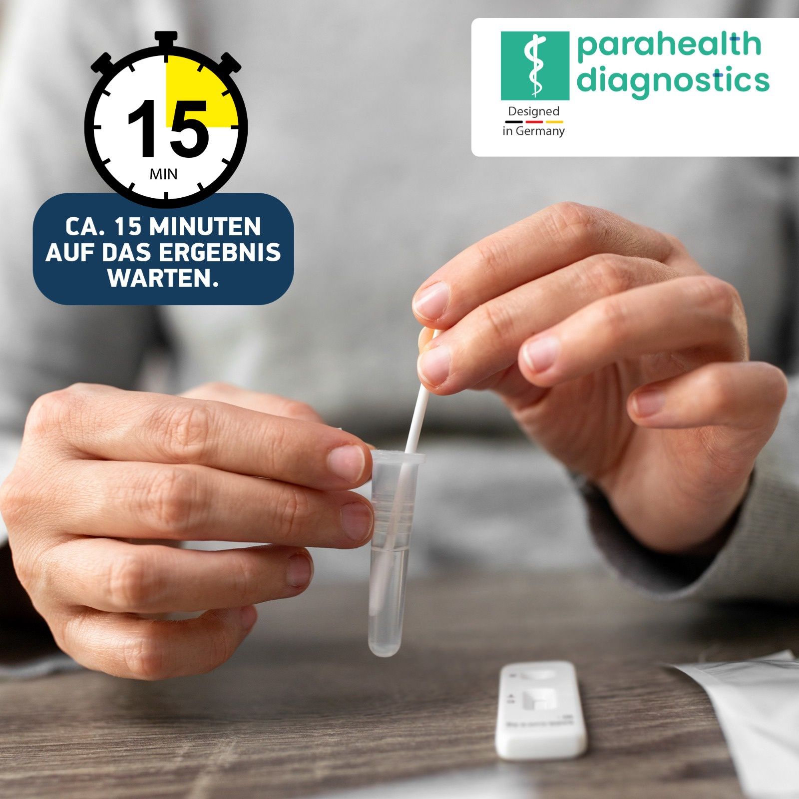 Persona che esegue un test rapido SARS-CoV-2. Mostra un tampone, una provetta di estrazione e una cassetta di test. 15 minuti di attesa.