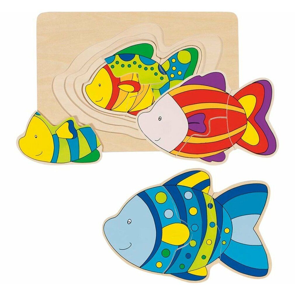 Puzzle in legno con tre pesci colorati. Un pesce in un telaio a tre strati, altri due pesci accanto. Base in legno.