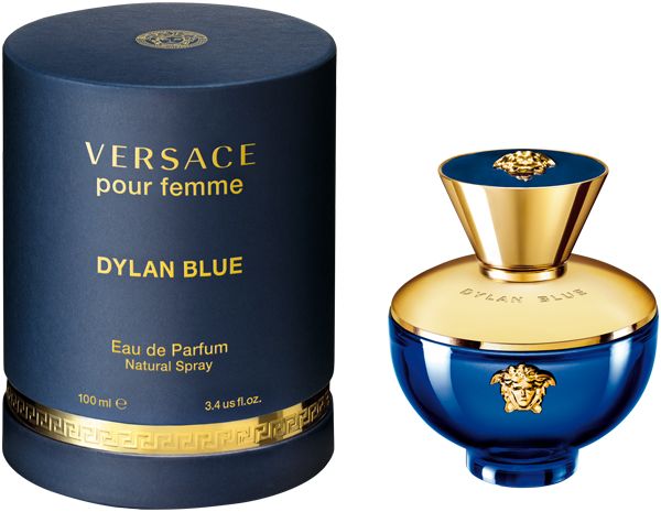 Flacone di profumo blu e confezione cilindrica. Dettagli dorati. Scritta: Versace Pour Femme Dylan Blue.