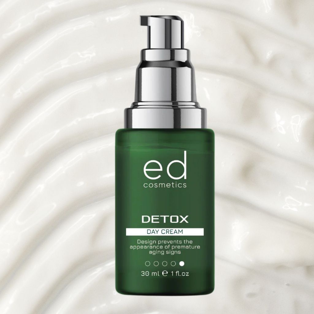 Flacone verde con dosatore argento su sfondo crema. ED cosmetics, Detox Day Cream. 30 ml.